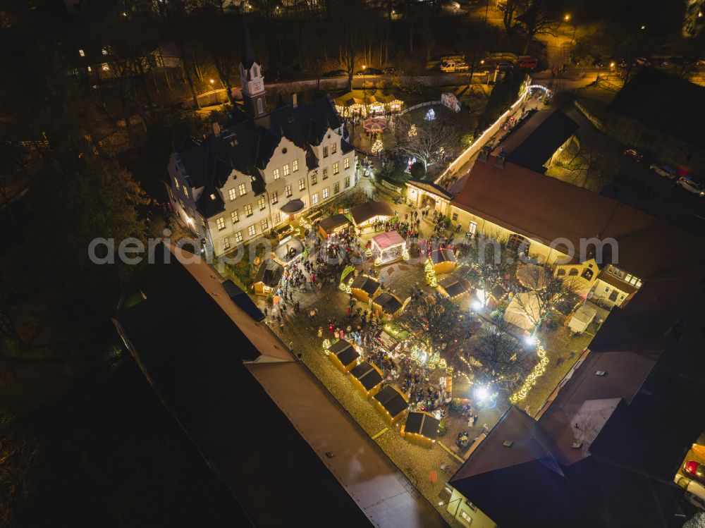 Aerial photograph at night Freital - Night lighting christmas market in the inner courtyard of Burgk Castle on Altburgk Street in the Burgk district of Freital in the state of Saxony, Germany