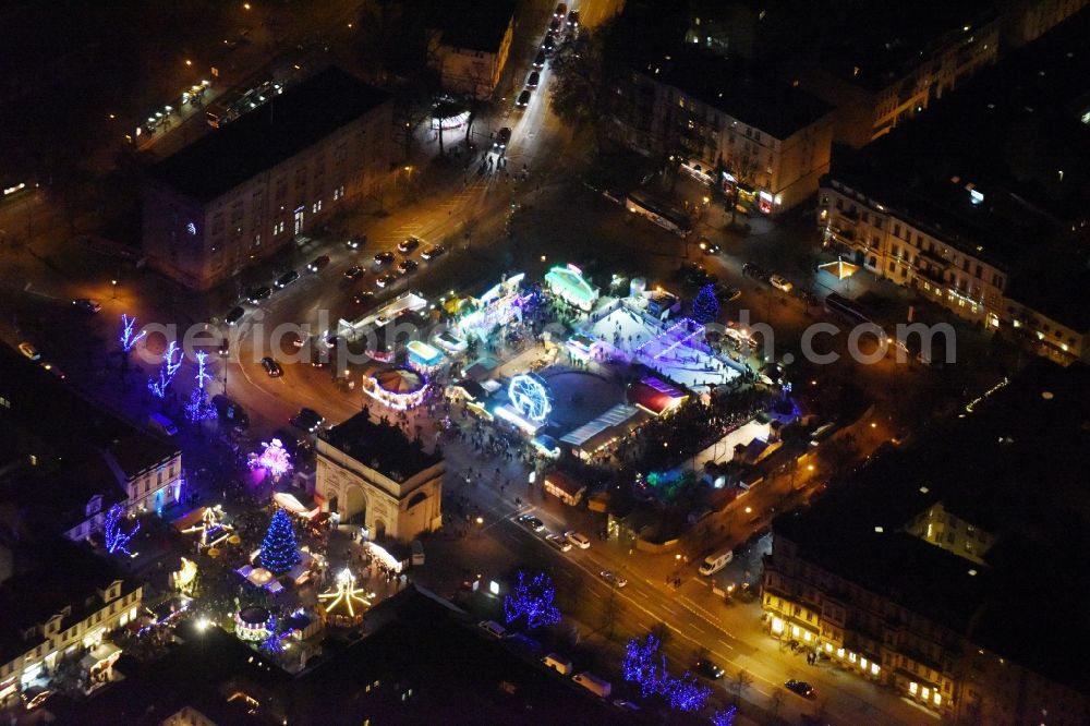 Potsdam at night from the bird perspective: Night lights of Christmas - event site Luisenplatz on place Brandenburger Tor in Potsdam in the state Brandenburg