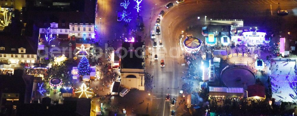 Potsdam at night from the bird perspective: Night lights of Christmas - event site Luisenplatz on place Brandenburger Tor in Potsdam in the state Brandenburg