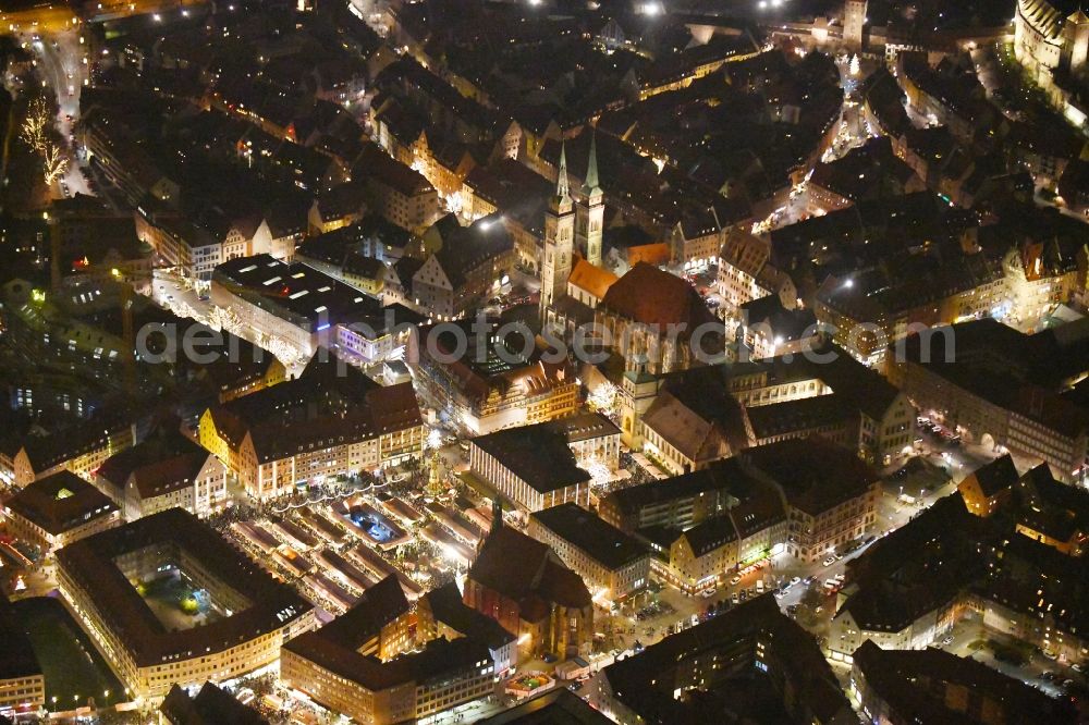 Nürnberg at night from the bird perspective: Night lighting Christmassy market event grounds and sale huts and booths on Platz of Nuernberger Hauptmarkt in Nuremberg in the state Bavaria, Germany