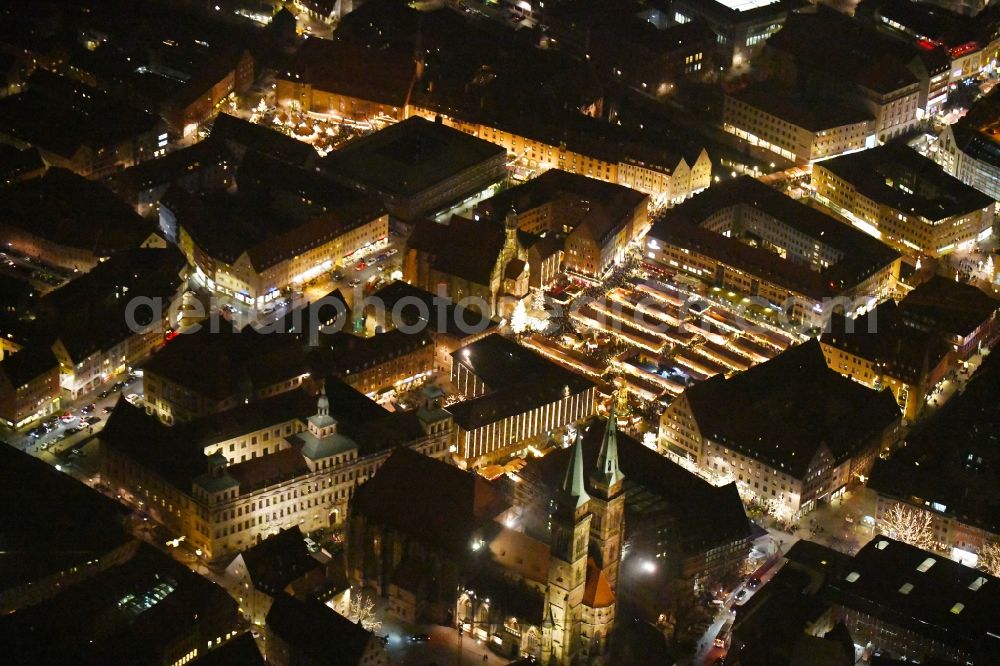 Nürnberg at night from the bird perspective: Night lighting Christmassy market event grounds and sale huts and booths on Platz of Nuernberger Hauptmarkt in Nuremberg in the state Bavaria, Germany