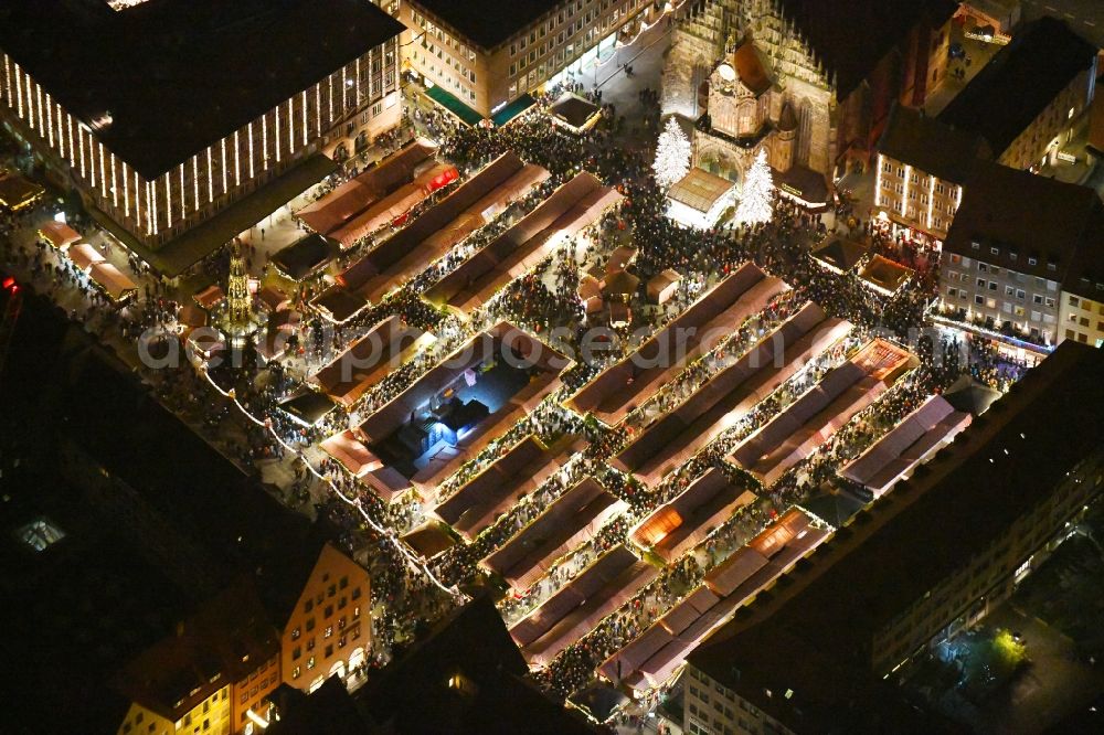 Nürnberg at night from the bird perspective: Night lighting Christmassy market event grounds and sale huts and booths on Platz of Nuernberger Hauptmarkt in Nuremberg in the state Bavaria, Germany