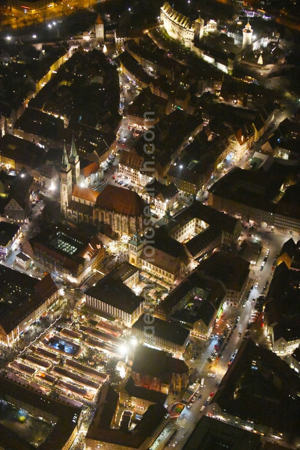 Nürnberg at night from the bird perspective: Night lighting Christmassy market event grounds and sale huts and booths on Platz of Nuernberger Hauptmarkt in Nuremberg in the state Bavaria, Germany