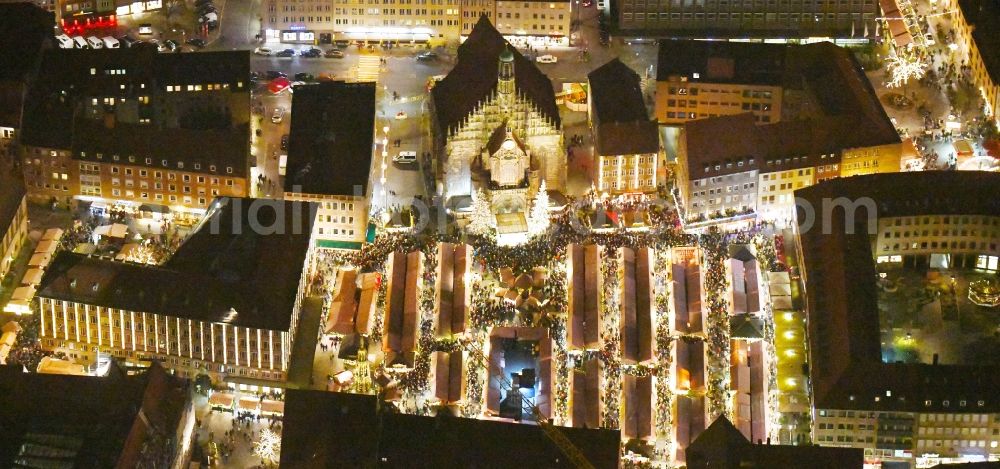 Nürnberg at night from the bird perspective: Night lighting Christmassy market event grounds and sale huts and booths on Platz of Nuernberger Hauptmarkt in Nuremberg in the state Bavaria, Germany