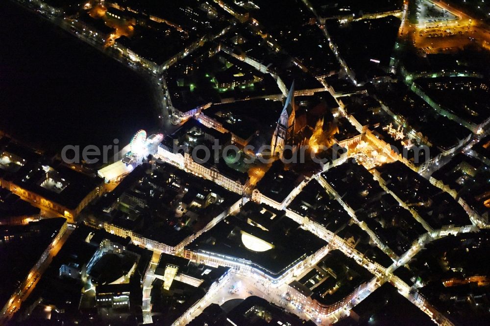 Schwerin at night from the bird perspective: Night view christmas - event site at the cathedral near the Friedrichstrasse and the Pfaffenteich in Schwerin in the state Mecklenburg - Western Pomerania