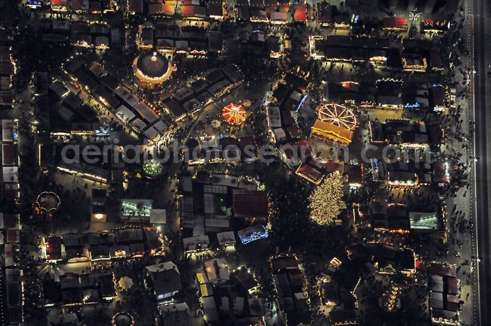 Dresden at night from the bird perspective: Night lighting christmassy market event grounds and sale huts and booths Dresdner Striezelmarkt in the district Zentrum in Dresden in the state Saxony, Germany