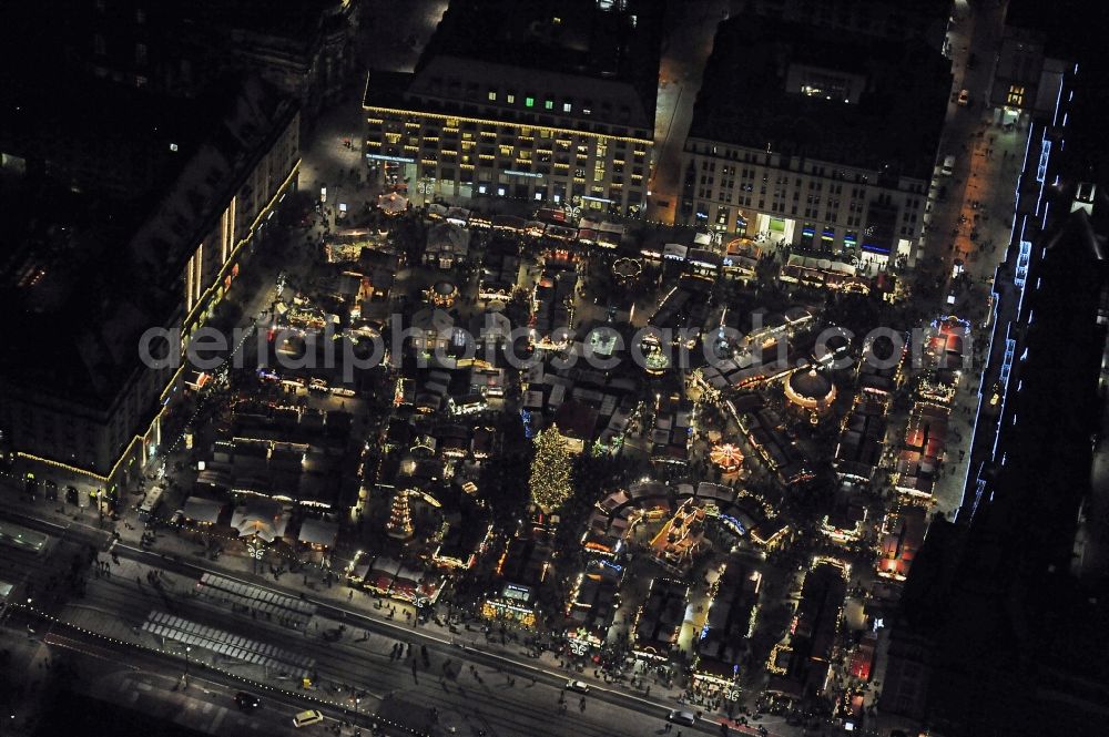 Dresden at night from the bird perspective: Night lighting christmassy market event grounds and sale huts and booths Dresdner Striezelmarkt in the district Zentrum in Dresden in the state Saxony, Germany