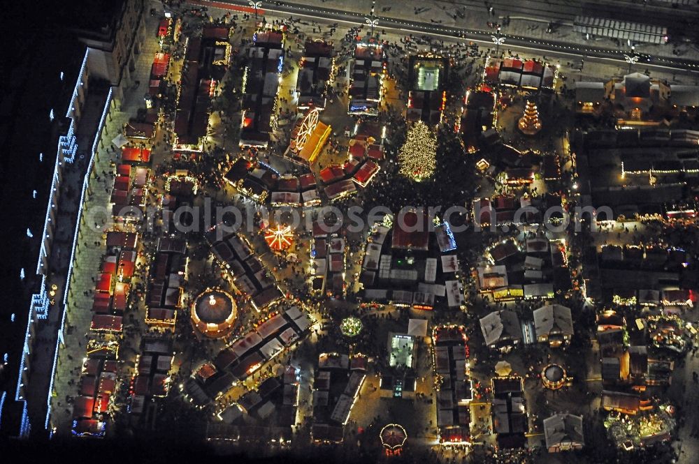 Dresden at night from the bird perspective: Night lighting christmassy market event grounds and sale huts and booths Dresdner Striezelmarkt in the district Zentrum in Dresden in the state Saxony, Germany