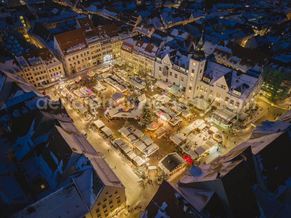 Freiberg at night from the bird perspective: Night lighting christmassy market event grounds and sale huts and booths on street Obermarkt in the district Altstadt in Freiberg in the state Saxony, Germany