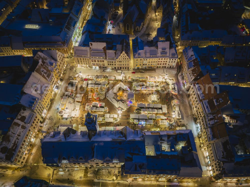 Aerial photograph at night Freiberg - Night lighting christmassy market event grounds and sale huts and booths on street Obermarkt in the district Altstadt in Freiberg in the state Saxony, Germany