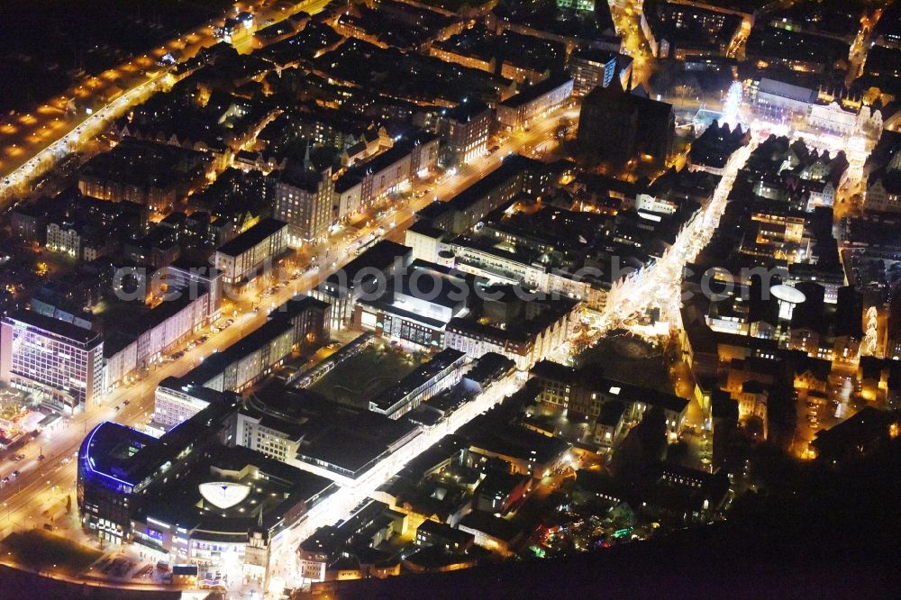 Rostock at night from the bird perspective: Night view christmassy market event grounds and sale huts and booths in the district Stadtmitte in Rostock in the state Mecklenburg - Western Pomerania