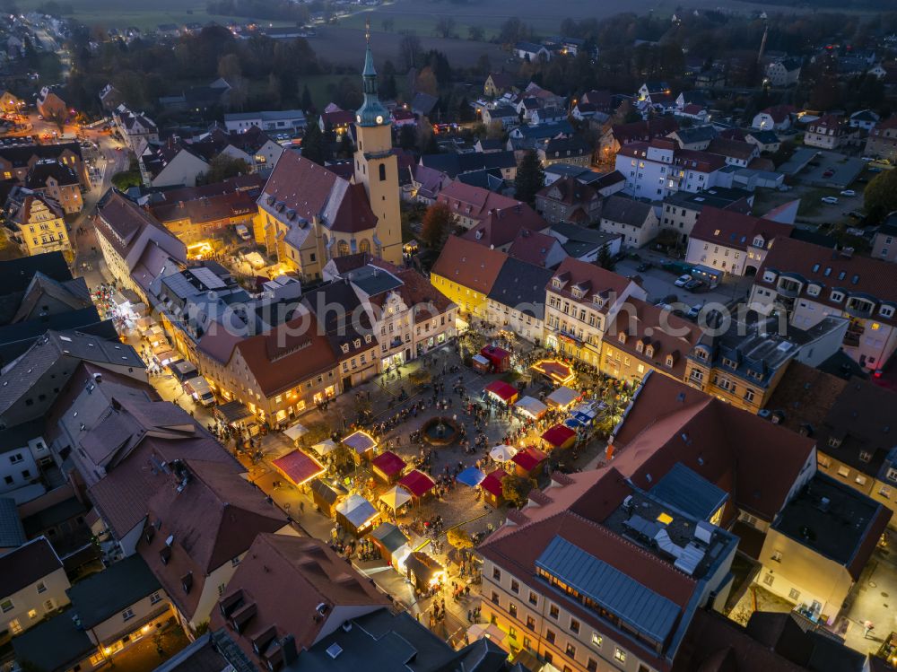 Aerial photograph at night Pulsnitz - Night lighting christmassy market event grounds and sale huts and booths Pfefferkuchenmarkt on street Am Markt in Pulsnitz in the state Saxony, Germany