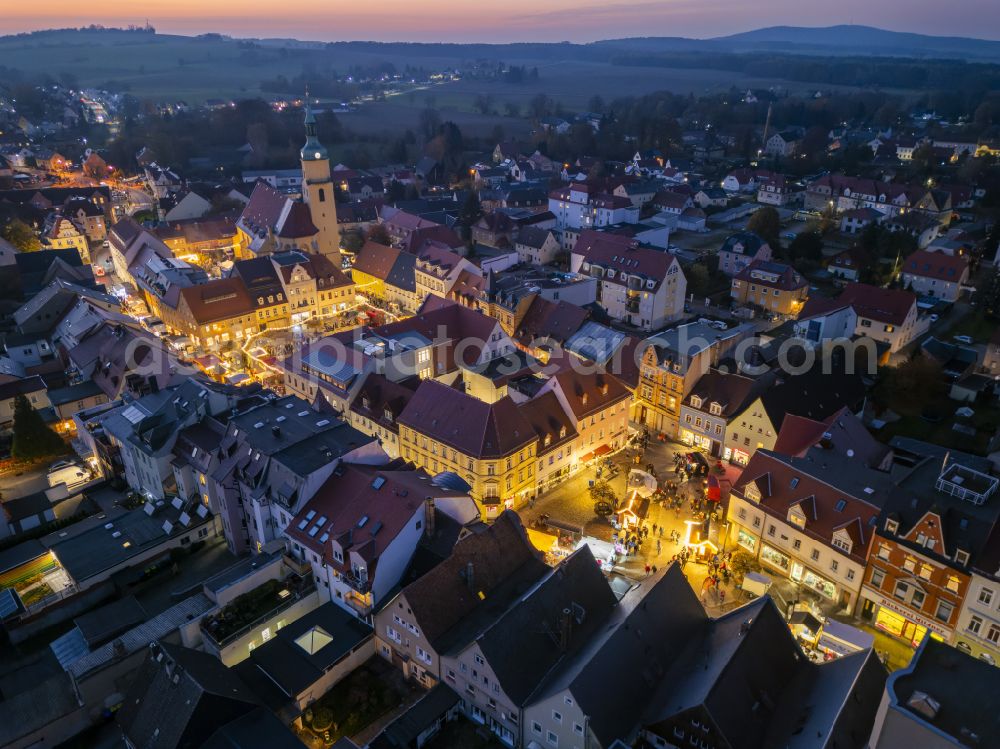 Aerial photograph at night Pulsnitz - Night lighting christmassy market event grounds and sale huts and booths Pfefferkuchenmarkt on street Am Markt in Pulsnitz in the state Saxony, Germany