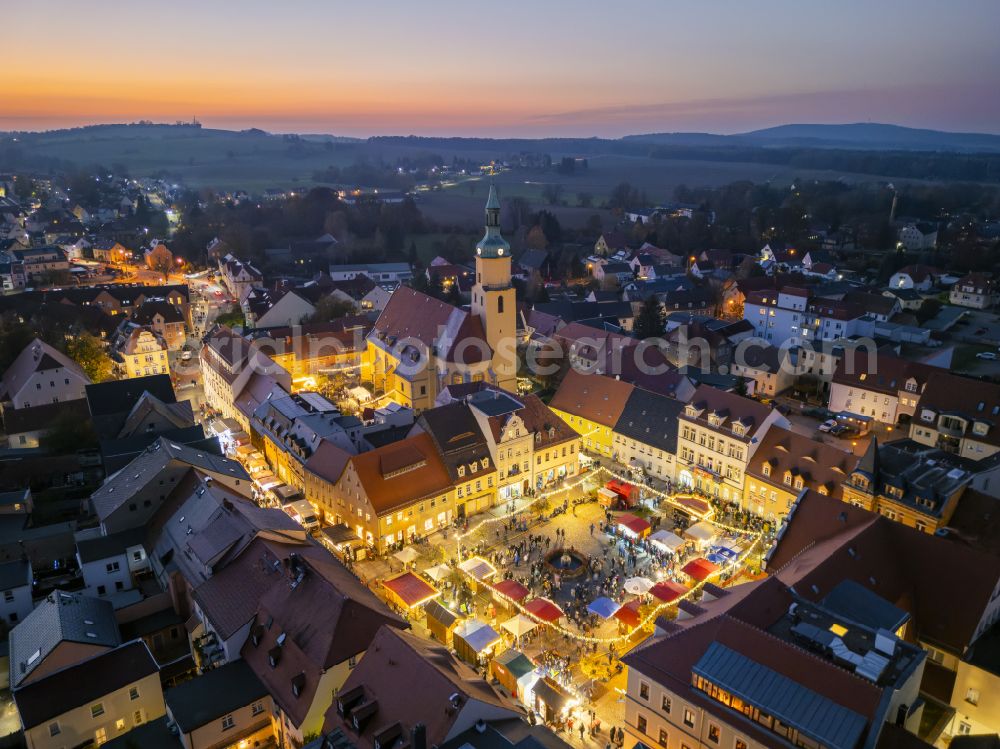 Pulsnitz at night from the bird perspective: Night lighting christmassy market event grounds and sale huts and booths Pfefferkuchenmarkt on street Am Markt in Pulsnitz in the state Saxony, Germany