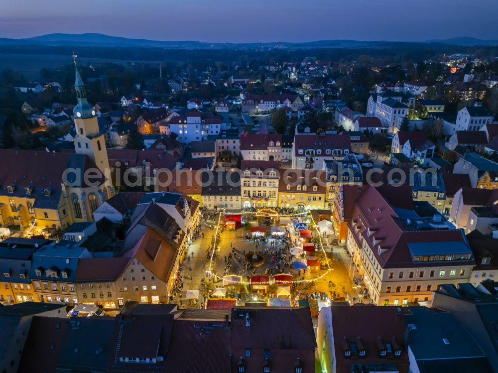 Aerial photograph at night Pulsnitz - Night lighting christmassy market event grounds and sale huts and booths Pfefferkuchenmarkt on street Am Markt in Pulsnitz in the state Saxony, Germany