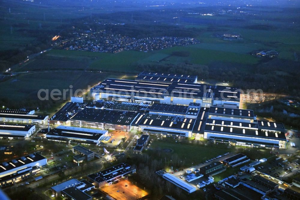 Stade at night from the bird perspective: Night lighting building and production halls on the premises of Airbus Operations GmbH on Airbus-Strasse in Stade in the state Lower Saxony, Germany