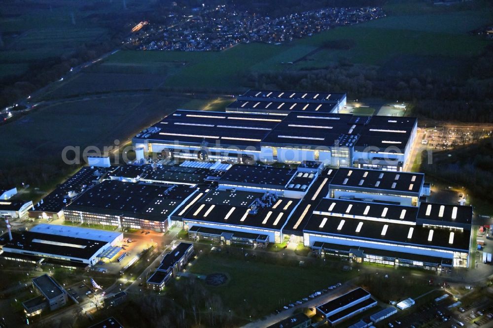 Aerial photograph at night Stade - Night lighting building and production halls on the premises of Airbus Operations GmbH on Airbus-Strasse in Stade in the state Lower Saxony, Germany