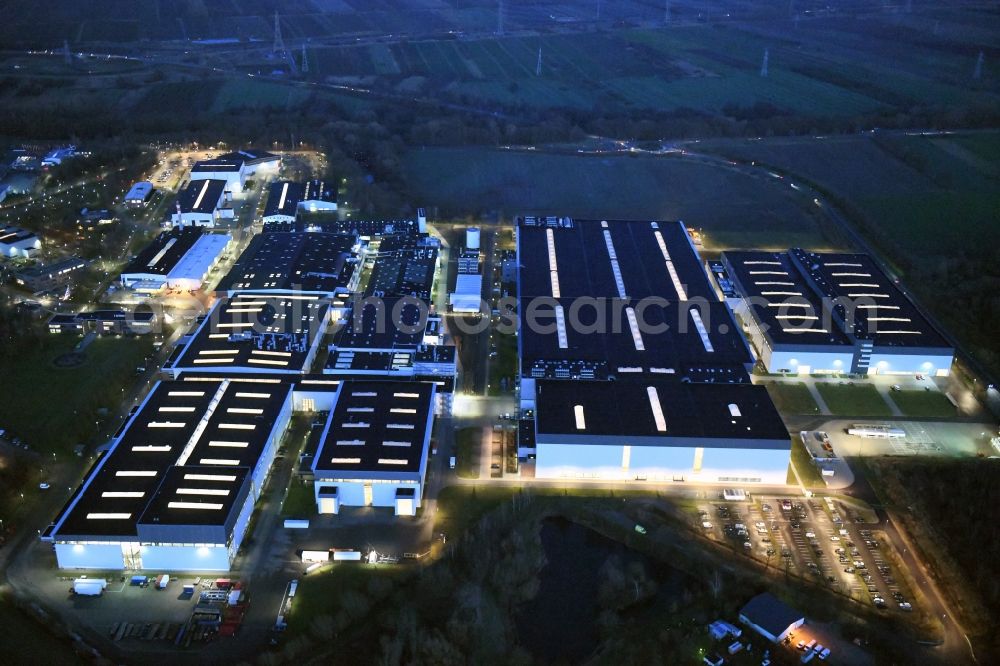 Stade at night from the bird perspective: Night lighting building and production halls on the premises of Airbus Operations GmbH on Airbus-Strasse in Stade in the state Lower Saxony, Germany