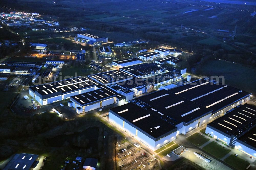 Aerial photograph at night Stade - Night lighting building and production halls on the premises of Airbus Operations GmbH on Airbus-Strasse in Stade in the state Lower Saxony, Germany