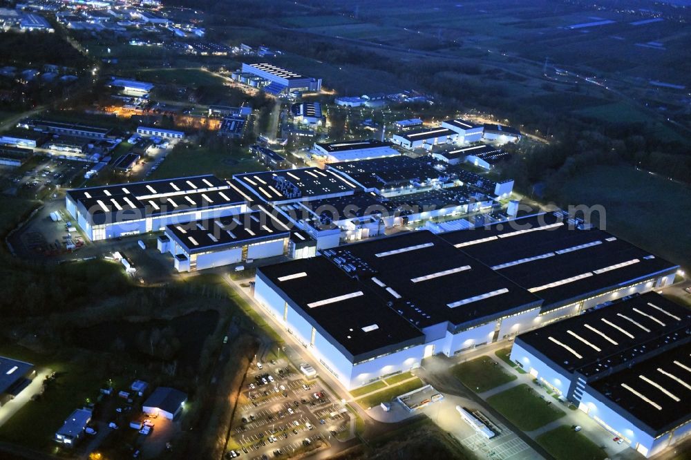 Stade at night from the bird perspective: Night lighting building and production halls on the premises of Airbus Operations GmbH on Airbus-Strasse in Stade in the state Lower Saxony, Germany