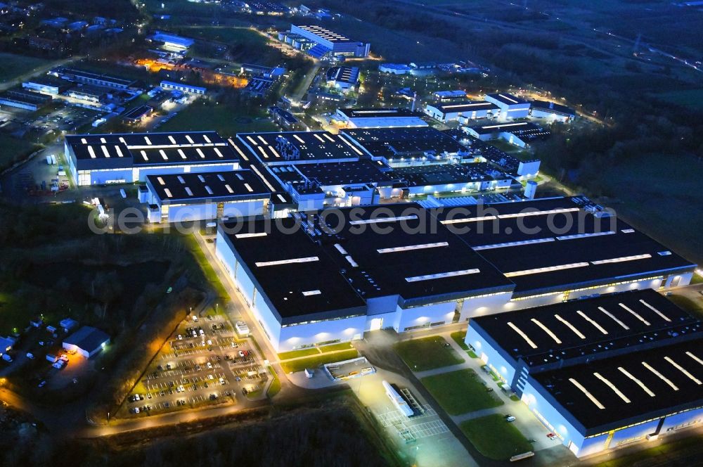 Aerial photograph at night Stade - Night lighting building and production halls on the premises of Airbus Operations GmbH on Airbus-Strasse in Stade in the state Lower Saxony, Germany