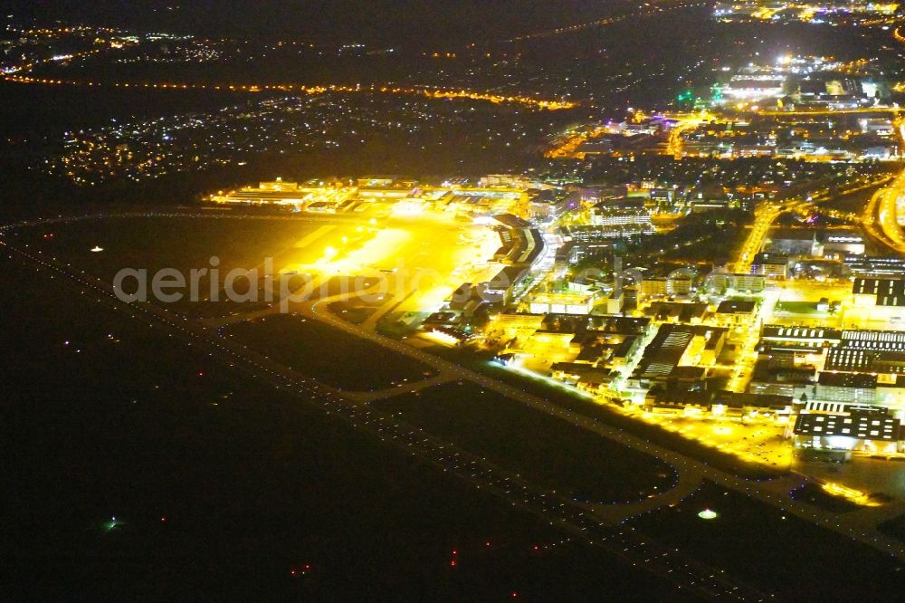 Bremen at night from above - Night lighting Building and production halls on the premises of Airbus SE on Airbus-Allee in the district Neustadt in Bremen, Germany