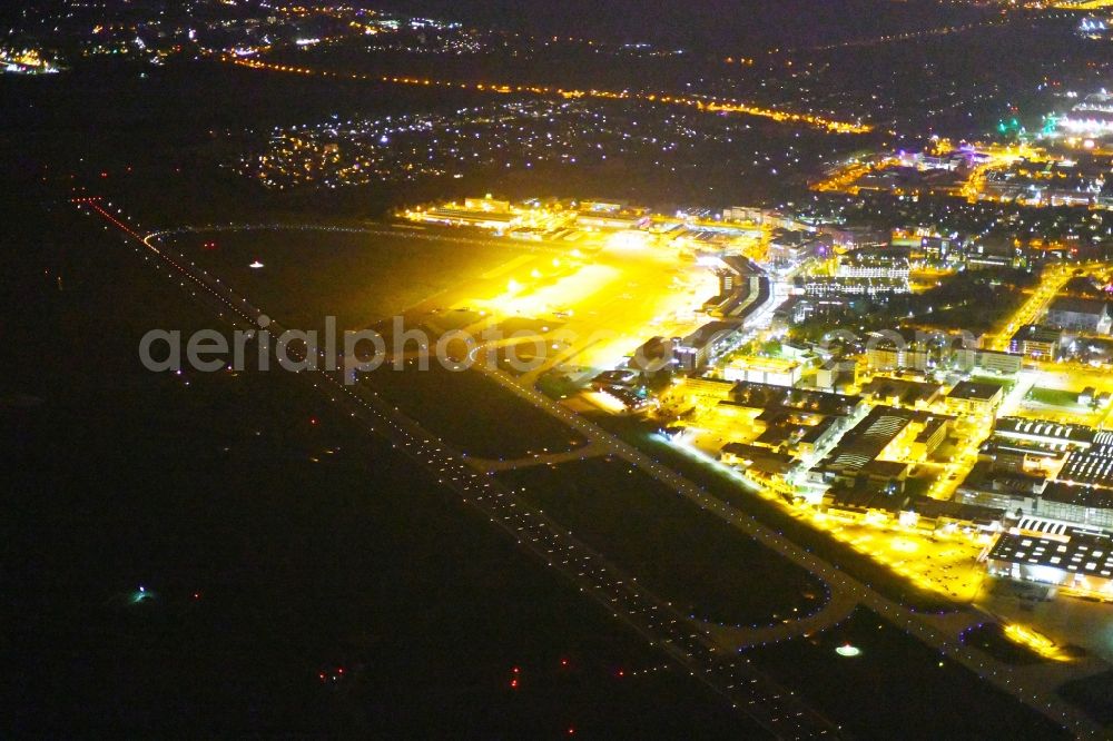 Aerial photograph at night Bremen - Night lighting Building and production halls on the premises of Airbus SE on Airbus-Allee in the district Neustadt in Bremen, Germany