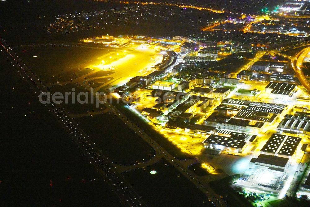 Aerial image at night Bremen - Night lighting Building and production halls on the premises of Airbus SE on Airbus-Allee in the district Neustadt in Bremen, Germany