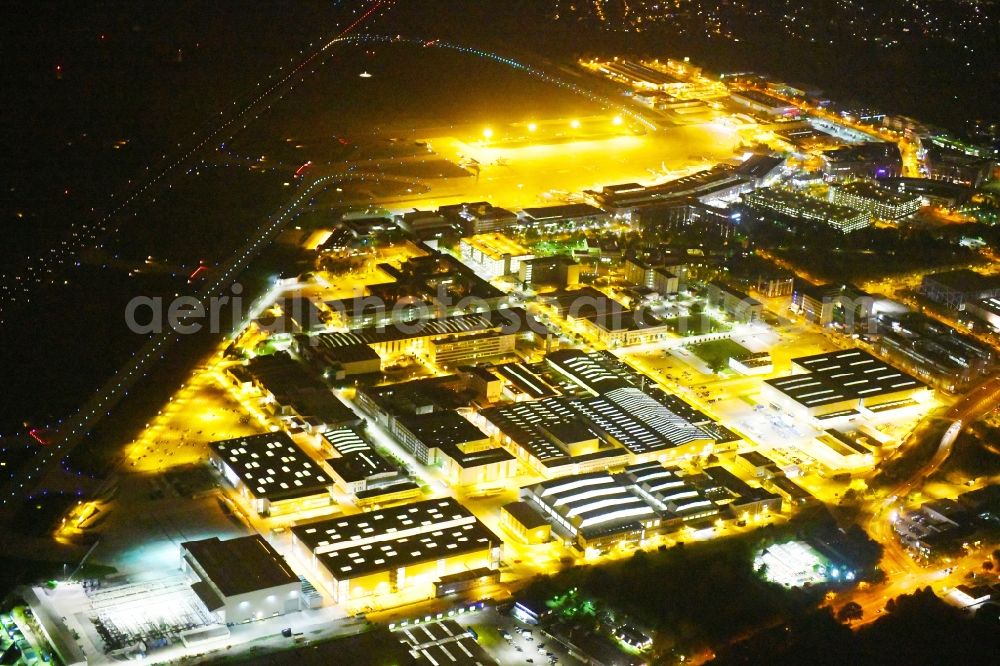 Bremen at night from the bird perspective: Night lighting Building and production halls on the premises of Airbus SE on Airbus-Allee in the district Neustadt in Bremen, Germany