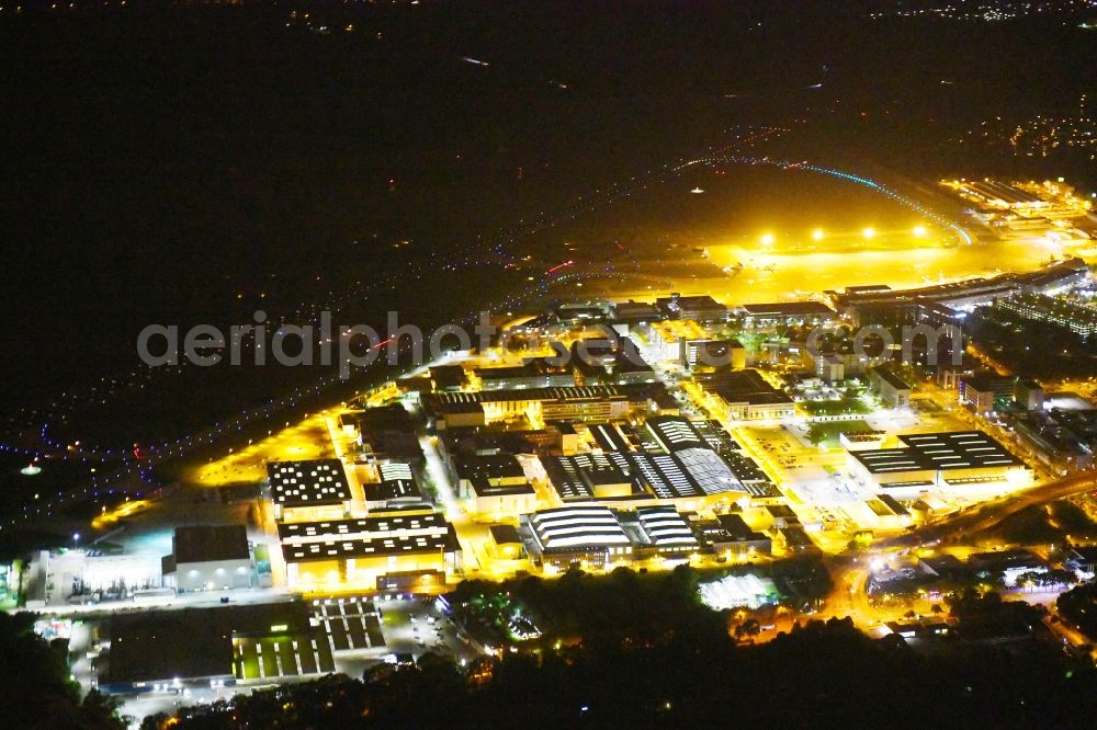 Aerial photograph at night Bremen - Night lighting Building and production halls on the premises of Airbus SE on Airbus-Allee in the district Neustadt in Bremen, Germany