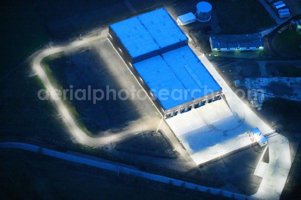 Gardelegen at night from the bird perspective: Night lighting Building and production halls on the premises of Carl Bechem GmbH on Kurze Strasse in the district Mieste in Gardelegen in the state Saxony-Anhalt, Germany