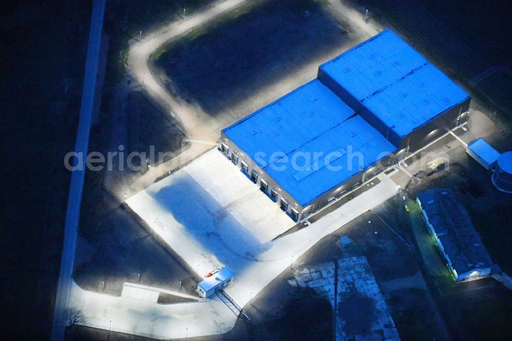 Gardelegen at night from above - Night lighting Building and production halls on the premises of Carl Bechem GmbH on Kurze Strasse in the district Mieste in Gardelegen in the state Saxony-Anhalt, Germany