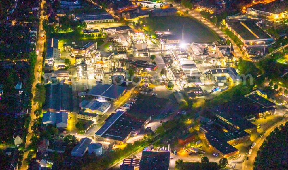 Aerial image at night Witten - Night lighting building and production halls on the premises of the chemical manufacturers Evonik on Rheinischer Esel Strasse in Witten at Ruhrgebiet in the state North Rhine-Westphalia, Germany