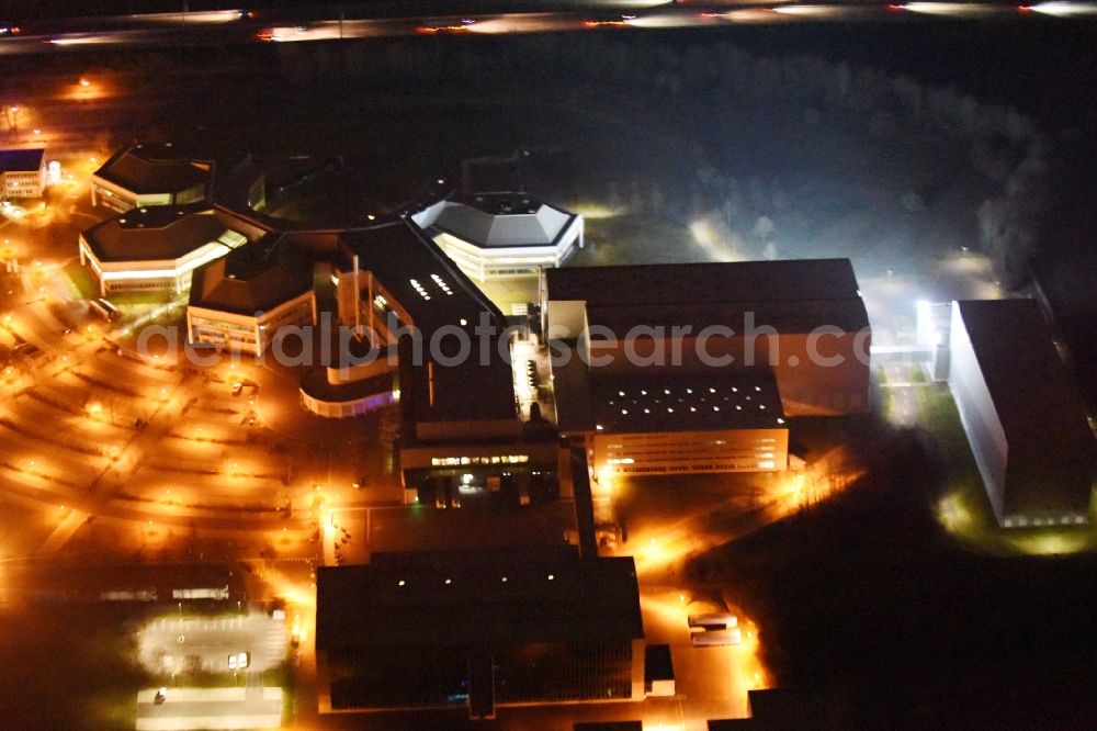 Barleben at night from the bird perspective: Night lighting Building and production halls on the premises of the chemical manufacturers Salutas Pharma GmbH an der Otto-von-Guericke-Allee in the district Suelzegrund in Barleben in the state Saxony-Anhalt