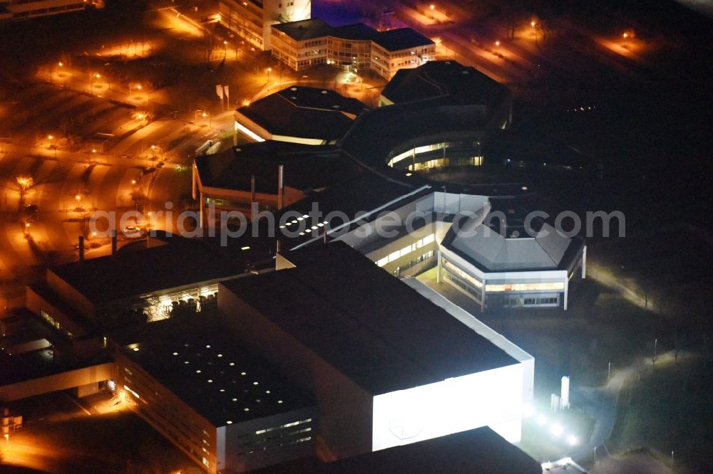 Aerial photograph at night Barleben - Night lighting Building and production halls on the premises of the chemical manufacturers Salutas Pharma GmbH an der Otto-von-Guericke-Allee in the district Suelzegrund in Barleben in the state Saxony-Anhalt