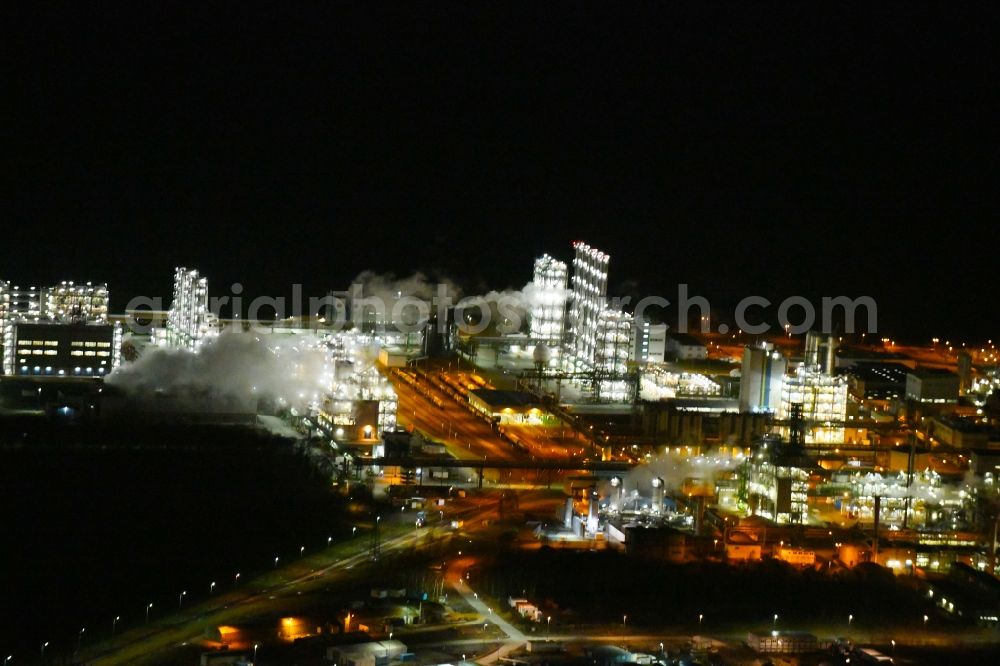 Aerial image at night Nünchritz - Night lighting Building and production halls on the premises of the chemical manufacturers Wacker Chemie AG, factory Nuenchritz on Friedrich-von-Heyden-Platz in Nuenchritz in the state Saxony, Germany