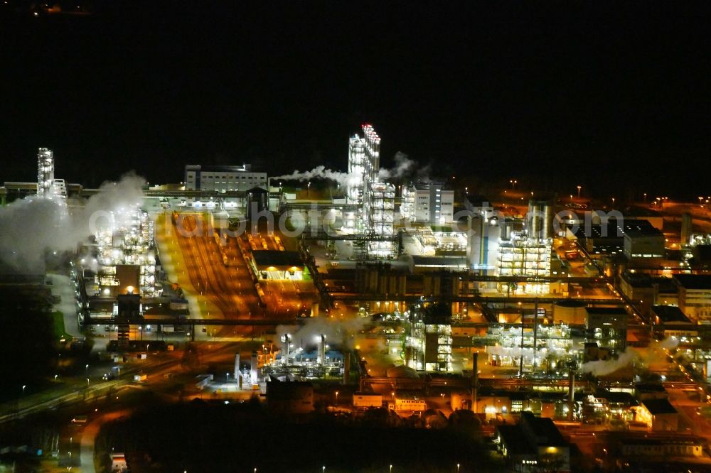 Nünchritz at night from above - Night lighting Building and production halls on the premises of the chemical manufacturers Wacker Chemie AG, factory Nuenchritz on Friedrich-von-Heyden-Platz in Nuenchritz in the state Saxony, Germany