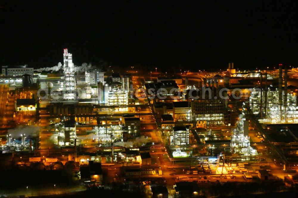 Aerial image at night Nünchritz - Night lighting Building and production halls on the premises of the chemical manufacturers Wacker Chemie AG, factory Nuenchritz on Friedrich-von-Heyden-Platz in Nuenchritz in the state Saxony, Germany