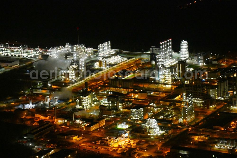 Aerial image at night Nünchritz - Night lighting Building and production halls on the premises of the chemical manufacturers Wacker Chemie AG, factory Nuenchritz on Friedrich-von-Heyden-Platz in Nuenchritz in the state Saxony, Germany