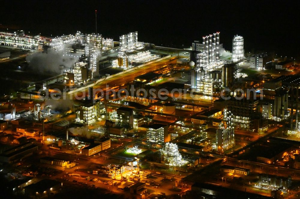 Nünchritz at night from above - Night lighting Building and production halls on the premises of the chemical manufacturers Wacker Chemie AG, factory Nuenchritz on Friedrich-von-Heyden-Platz in Nuenchritz in the state Saxony, Germany