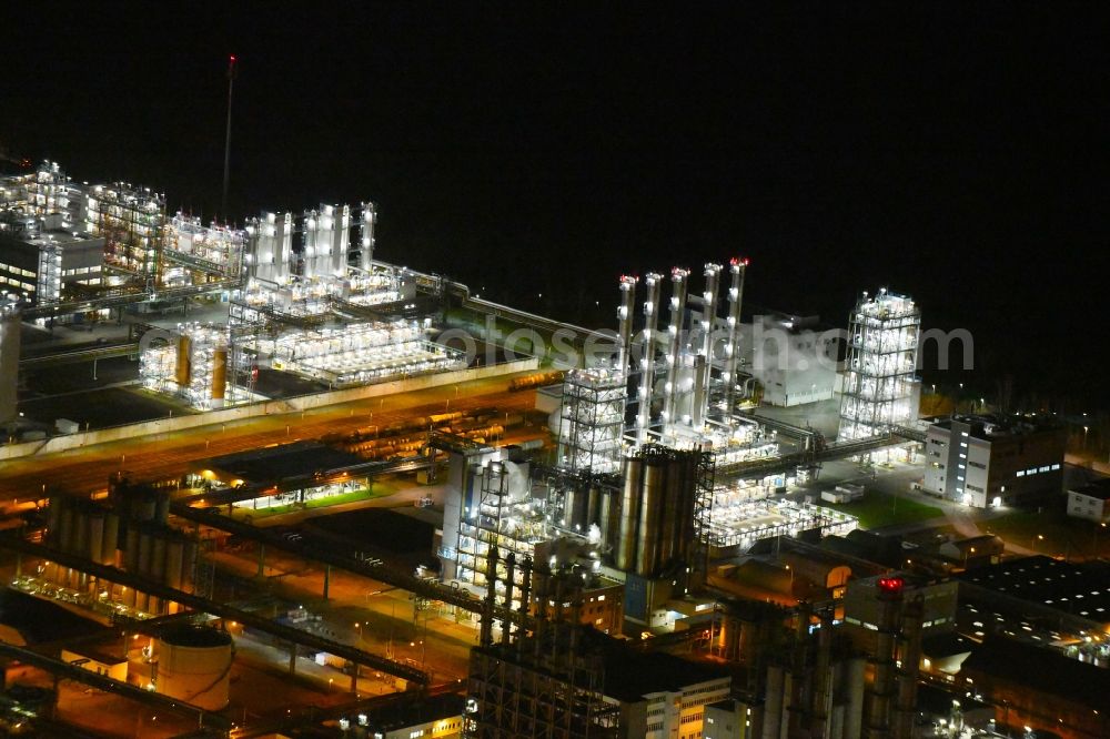 Aerial photograph at night Nünchritz - Night lighting Building and production halls on the premises of the chemical manufacturers Wacker Chemie AG, factory Nuenchritz on Friedrich-von-Heyden-Platz in Nuenchritz in the state Saxony, Germany