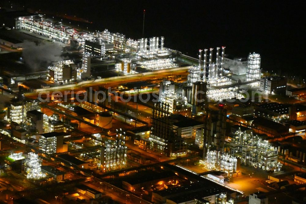 Nünchritz at night from above - Night lighting Building and production halls on the premises of the chemical manufacturers Wacker Chemie AG, factory Nuenchritz on Friedrich-von-Heyden-Platz in Nuenchritz in the state Saxony, Germany