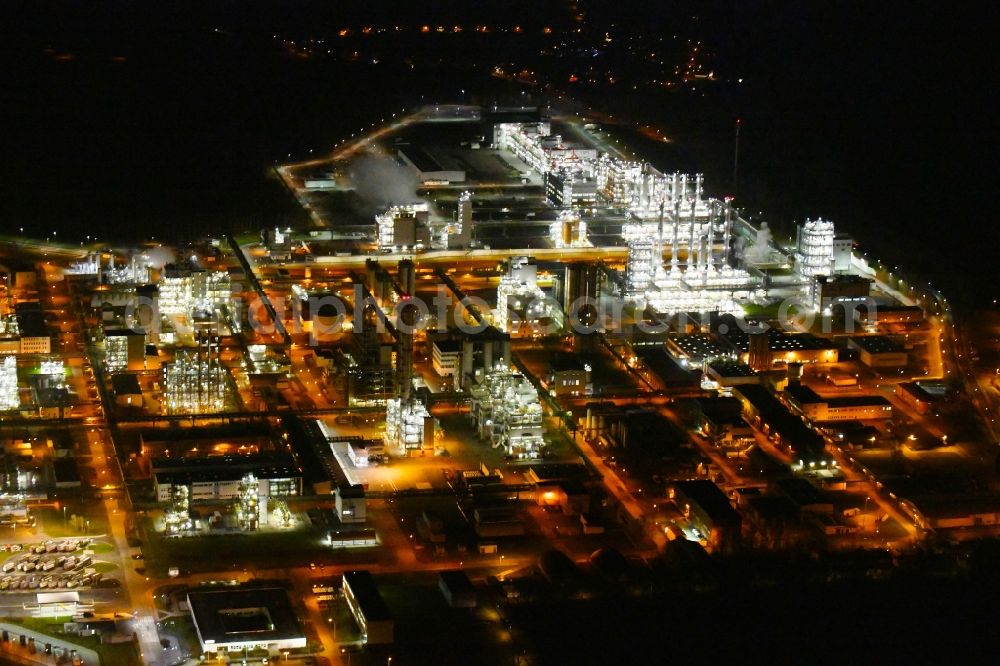 Aerial photograph at night Nünchritz - Night lighting Building and production halls on the premises of the chemical manufacturers Wacker Chemie AG, factory Nuenchritz on Friedrich-von-Heyden-Platz in Nuenchritz in the state Saxony, Germany