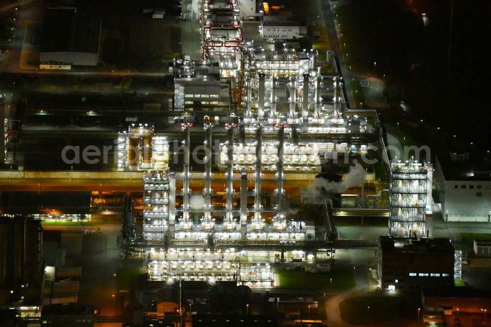 Aerial photograph at night Nünchritz - Night lighting Building and production halls on the premises of the chemical manufacturers Wacker Chemie AG, factory Nuenchritz on Friedrich-von-Heyden-Platz in Nuenchritz in the state Saxony, Germany