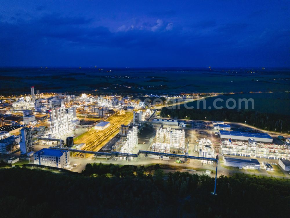 Aerial photograph at night Nünchritz - Night lighting building and production halls on the premises of the chemical manufacturers Wacker Chemie AG, factory Nuenchritz on Friedrich-von-Heyden-Platz in Nuenchritz in the state Saxony, Germany