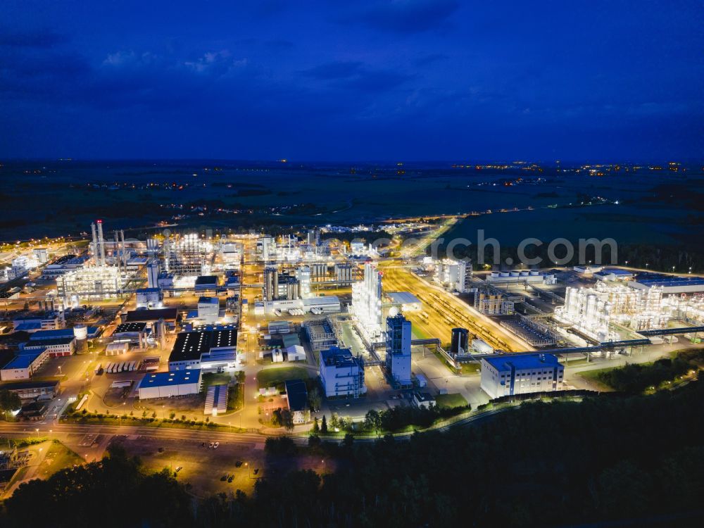 Aerial image at night Nünchritz - Night lighting building and production halls on the premises of the chemical manufacturers Wacker Chemie AG, factory Nuenchritz on Friedrich-von-Heyden-Platz in Nuenchritz in the state Saxony, Germany