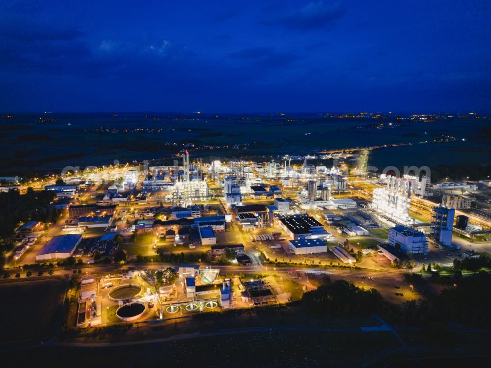 Nünchritz at night from above - Night lighting building and production halls on the premises of the chemical manufacturers Wacker Chemie AG, factory Nuenchritz on Friedrich-von-Heyden-Platz in Nuenchritz in the state Saxony, Germany