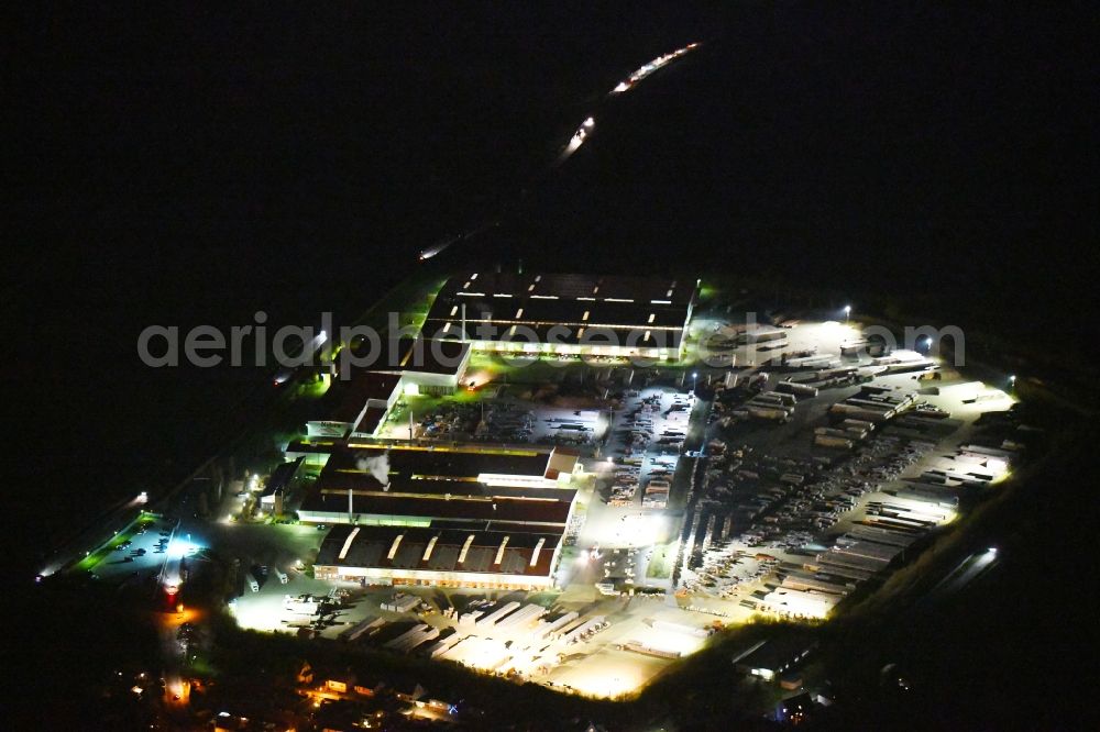 Aerial photograph at night Niedere Börde - Night lighting Building and production halls on the premises Dachziegelwerke Nelskamp GmbH in Niedere Boerde in the state Saxony-Anhalt, Germany