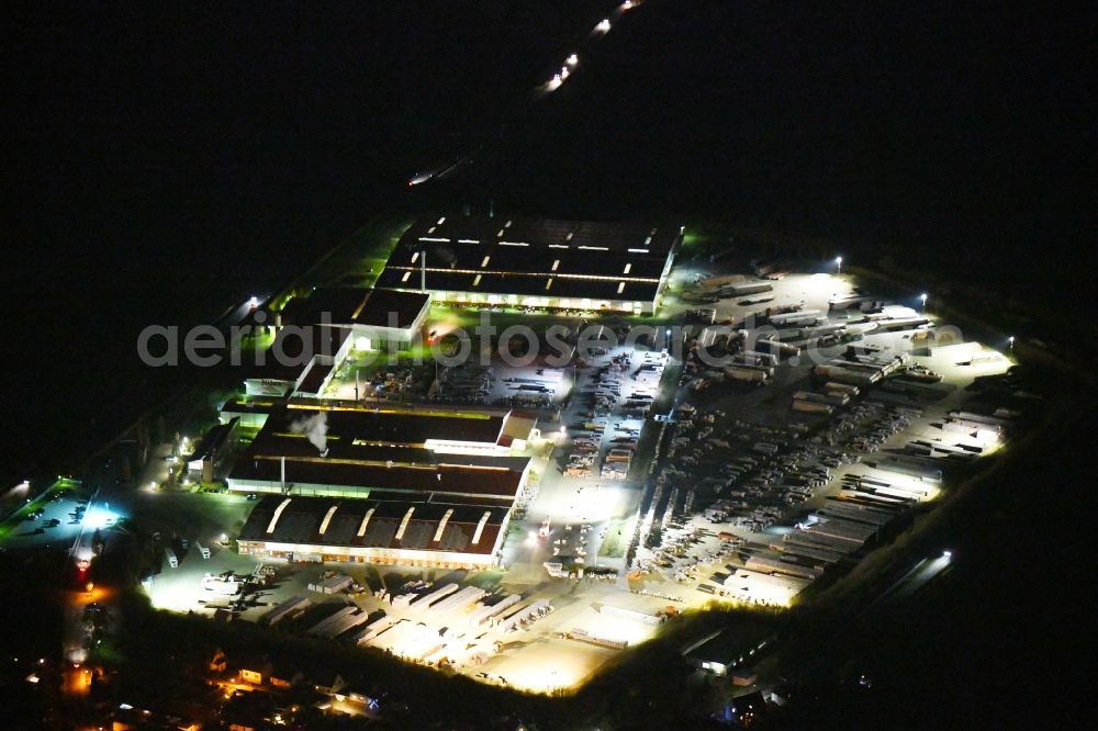 Aerial image at night Niedere Börde - Night lighting Building and production halls on the premises Dachziegelwerke Nelskamp GmbH in Niedere Boerde in the state Saxony-Anhalt, Germany