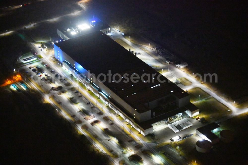 Aerial photograph at night Frankfurt (Oder) - Night lighting Building and production halls on the premises of of Astronergy Solarmodule GmbH in the district Markendorf in Frankfurt (Oder) in the state Brandenburg, Germany